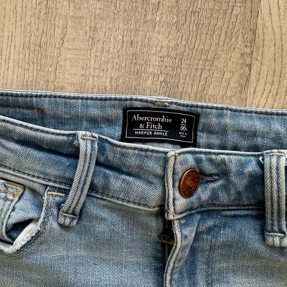 Stylish Blue Distressed Women's Jeans - Picture 6 of 8
